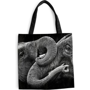 MuchoWow® Schoudertas - Strandtas - Big Shopper - Boodschappentas - Omhelzing olifanten op zwarte achtergrond in zwart-wit - 40x40 cm - Katoenen tas