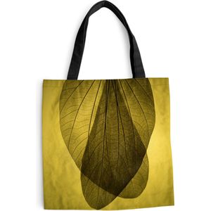 MuchoWow® Schoudertas - Strandtas - Big Shopper - Boodschappentas - Bladskelet van meerdere botanische bladeren op een gele achtergrond - 40x40 cm - Katoenen tas
