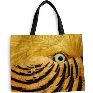 MuchoWow® Schoudertas - Strandtas - Big Shopper - Boodschappentas - Close-up van het oog van een vogel met gele veren en zwarte strepen - 50x40 cm - Katoenen tas