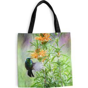 MuchoWow® Schoudertas - Strandtas - Big Shopper - Boodschappentas - Close-up van een kleurrijke vogel naast planten met oranje bloemen - 40x40 cm - Katoenen tas
