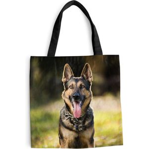 MuchoWow® Schoudertas - Strandtas - Big Shopper - Boodschappentas - Een Duitse Herder glimlacht naar de camera met zijn tong naar buiten - 40x40 cm - Katoenen tas