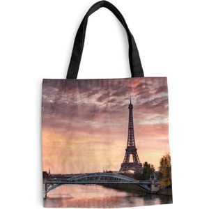 MuchoWow® Schoudertas - Strandtas - Big Shopper - Boodschappentas - Een mooie oranje lucht boven de Eiffeltoren in Parijs - 45x45 cm - Katoenen tas