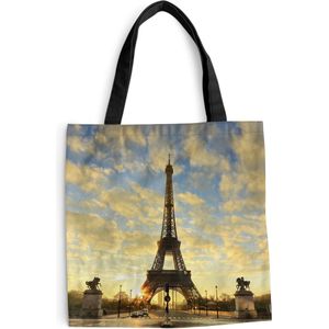 MuchoWow® Schoudertas - Strandtas - Big Shopper - Boodschappentas - De Eiffeltoren met een unieke oranje lucht door de laagstaande zon - 40x40 cm - Katoenen tas