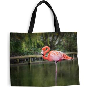 MuchoWow® Schoudertas - Strandtas - Big Shopper - Boodschappentas - Een flamingo staat op een poot in het water - 50x40 cm - Katoenen tas
