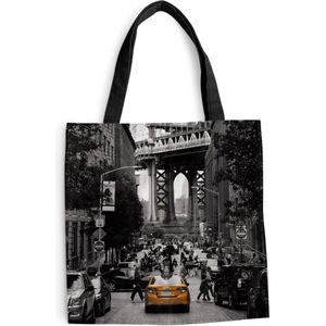 MuchoWow® Schoudertas - Strandtas - Big Shopper - Boodschappentas - Zwart-wit foto met een gele taxi in het Amerikaanse New York - 40x40 cm - Katoenen tas