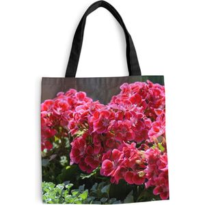 MuchoWow® Schoudertas - Strandtas - Big Shopper - Boodschappentas - Rode geranium bloemen in een tuin - 45x45 cm - Katoenen tas