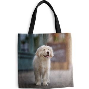 MuchoWow® Schoudertas - Strandtas - Big Shopper - Boodschappentas - Een Golden Retriever puppy lopend op de stoep - 45x45 cm - Katoenen tas