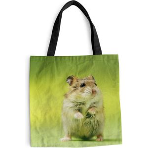 MuchoWow® Schoudertas - Strandtas - Big Shopper - Boodschappentas - Close-up van een hamster tegen een groene achtergrond - 40x40 cm - Katoenen tas