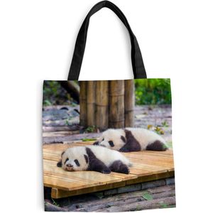 MuchoWow® Schoudertas - Strandtas - Big Shopper - Boodschappentas - Panda's - Vloer - Hout - 45x45 cm - Katoenen tas