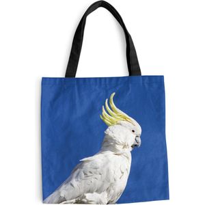 MuchoWow® Schoudertas - Strandtas - Big Shopper - Boodschappentas - Witte kaketoe met een gele kuif in een blauwe hemel - 45x45 cm - Katoenen tas