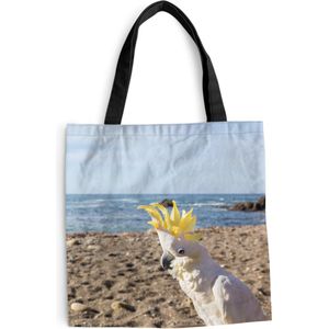 MuchoWow® Schoudertas - Strandtas - Big Shopper - Boodschappentas - Een wit met gele kaketoe op het strand - 45x45 cm - Katoenen tas