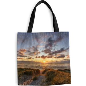 MuchoWow® Schoudertas - Strandtas - Big Shopper - Boodschappentas - Kleurrijke zonsondergang boven de kalme duinen - 40x40 cm - Katoenen tas