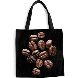 MuchoWow® Schoudertas - Strandtas - Big Shopper - Boodschappentas - Gebrande koffiebonen in een studio licht tegen zwarte achtergrond - 40x40 cm - Katoenen tas