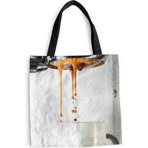 MuchoWow® Schoudertas - Strandtas - Big Shopper - Boodschappentas - De koffie stroomt uit het koffiezetapparaat in de kop koffie - 45x45 cm - Katoenen tas