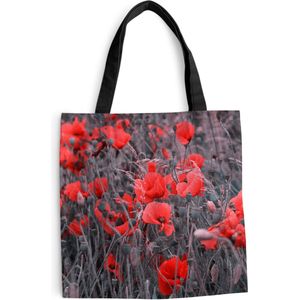 MuchoWow® Schoudertas - Strandtas - Big Shopper - Boodschappentas - Rode Klaprozen in een zwart wit afbeelding - 40x40 cm - Katoenen tas