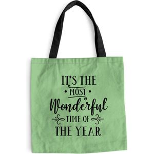 MuchoWow® Schoudertas - Strandtas - Big Shopper - Boodschappentas - Kerst quote ""It's the most wonderful time of the year"" tegen een groene achtergrond - 40x40 cm - Katoenen tas