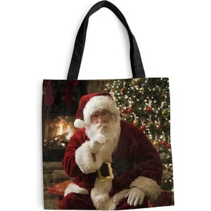 MuchoWow® Schoudertas - Strandtas - Big Shopper - Boodschappentas - De kerstman met op de achtergrond een kleurrijke kerstboom - 40x40 cm - Katoenen tas