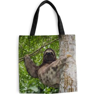 MuchoWow® Schoudertas - Strandtas - Big Shopper - Boodschappentas - Een luiaard klimt in een boom in een groene omgeving - 40x40 cm - Katoenen tas