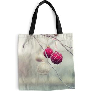 MuchoWow® Schoudertas - Strandtas - Big Shopper - Boodschappentas - Een close-up van kleurrijke kerstballen tijdens een ijzige dag - 40x40 cm - Katoenen tas