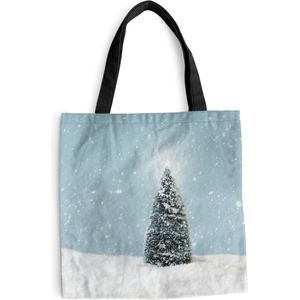 MuchoWow® Schoudertas - Strandtas - Big Shopper - Boodschappentas - Een kerstboom in een besneeuwd landschap en een blauwe hemel - 45x45 cm - Katoenen tas