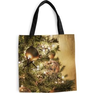 MuchoWow® Schoudertas - Strandtas - Big Shopper - Boodschappentas - Een kerstboom met kleurrijke kerstballen - 45x45 cm - Katoenen tas