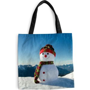 MuchoWow® Schoudertas - Strandtas - Big Shopper - Boodschappentas - Een kerstpop in het besneeuwde landschap tijdens de winter - 40x40 cm - Katoenen tas