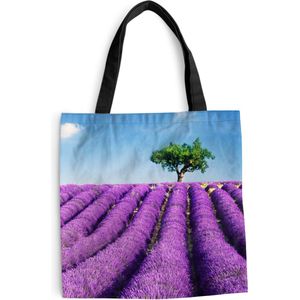MuchoWow® Schoudertas - Strandtas - Big Shopper - Boodschappentas - Een bloeiend paars lavendelveld op een zonnige dag - 45x45 cm - Katoenen tas