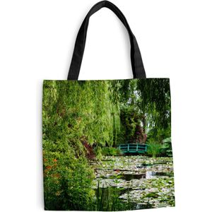 MuchoWow® Schoudertas - Strandtas - Big Shopper - Boodschappentas - Japanse groene brug op een zomerdag in Monet's tuin in Frankrijk - 40x40 cm - Katoenen tas
