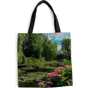 MuchoWow® Schoudertas - Strandtas - Big Shopper - Boodschappentas - Zomerdag met waterlelies in het water in Monet's tuin in Frankrijk - 40x40 cm - Katoenen tas