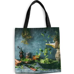 MuchoWow® Schoudertas - Strandtas - Big Shopper - Boodschappentas - Groene salade met olijfolie op keukentafel - 45x45 cm - Katoenen tas