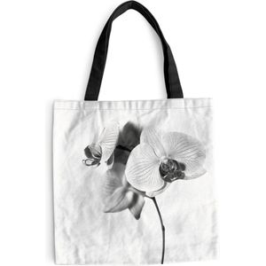 MuchoWow® Schoudertas - Strandtas - Big Shopper - Boodschappentas - Orchideebloem tegen een witte achterrond - zwart wit - 40x40 cm - Katoenen tas