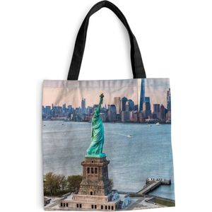 MuchoWow® Schoudertas - Strandtas - Big Shopper - Boodschappentas - Vrijheidsbeeld met de skyline van New York - 45x45 cm - Katoenen tas