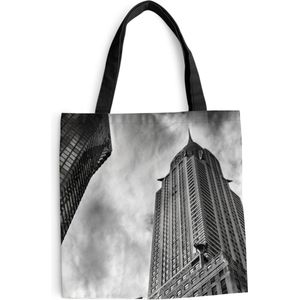 MuchoWow® Schoudertas - Strandtas - Big Shopper - Boodschappentas - Chrysler Gebouw in New York vanaf de onderkant gemaakt in zwart-wit - 40x40 cm - Katoenen tas