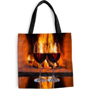 MuchoWow® Schoudertas - Strandtas - Big Shopper - Boodschappentas - Twee glazen rode wijn bij een open haard - 40x40 cm - Katoenen tas