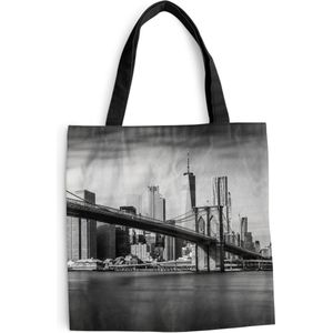 MuchoWow® Schoudertas - Strandtas - Big Shopper - Boodschappentas - Architectuur - New York - Brooklyn Bridge - Water - Zwart wit - 45x45 cm - Katoenen tas