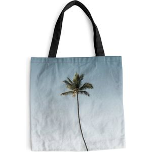 MuchoWow® Schoudertas - Strandtas - Big Shopper - Boodschappentas - Eenzame palmboom tegen een blauwe lucht - 40x40 cm - Katoenen tas