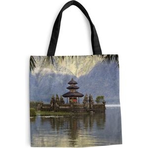 MuchoWow® Schoudertas - Strandtas - Big Shopper - Boodschappentas - Kleine tempel op Pura Ulun Danu Bratan tempelcomplex op Bali - 40x40 cm - Katoenen tas