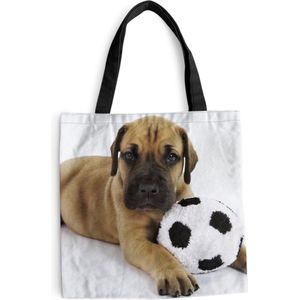 MuchoWow® Schoudertas - Strandtas - Big Shopper - Boodschappentas - Een bruine puppy met een voetbal - 40x40 cm - Katoenen tas