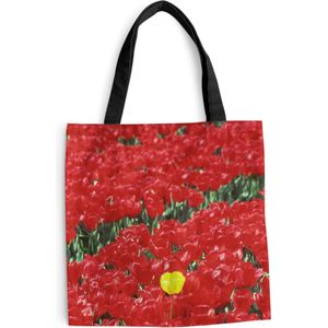 MuchoWow® Schoudertas - Strandtas - Big Shopper - Boodschappentas - Een veld met rode tulpen in Nederland - 40x40 cm - Katoenen tas