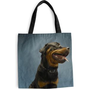 MuchoWow® Schoudertas - Strandtas - Big Shopper - Boodschappentas - Studio foto van een Rottweiler op een blauwe achtergrond - 40x40 cm - Katoenen tas