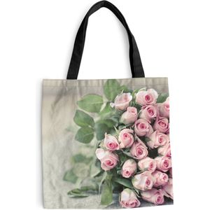 MuchoWow® Schoudertas - Strandtas - Big Shopper - Boodschappentas - Een grote boek van roze rozen ligt op een tafel. - 40x40 cm - Katoenen tas