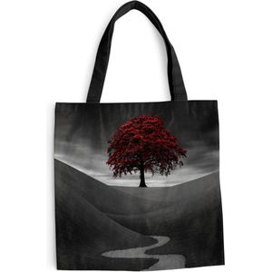 MuchoWow® Schoudertas - Strandtas - Big Shopper - Boodschappentas - Zwart-wit foto met een rode boom - 45x45 cm - Katoenen tas