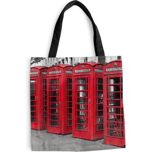 MuchoWow® Schoudertas - Strandtas - Big Shopper - Boodschappentas - Zwart-wit foto van vier rode telefooncellen - 40x40 cm - Katoenen tas