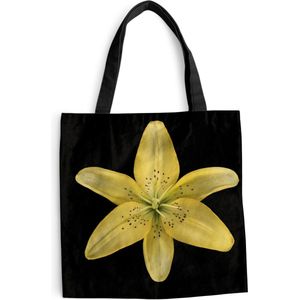 MuchoWow® Schoudertas - Strandtas - Big Shopper - Boodschappentas - Een gele leliebloem over zwarte achtergrond - 40x40 cm - Katoenen tas