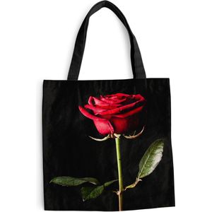 MuchoWow® Schoudertas - Strandtas - Big Shopper - Boodschappentas - Een rode roos op een zwarte achtergrond - 40x40 cm - Katoenen tas