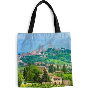 MuchoWow® Schoudertas - Strandtas - Big Shopper - Boodschappentas - De heuvels van het Italiaanse San Gimignano in Toscane - 45x45 cm - Katoenen tas