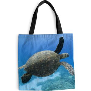 MuchoWow® Schoudertas - Strandtas - Big Shopper - Boodschappentas - Groene zwemmende schildpad fotoprint - 40x40 cm - Katoenen tas