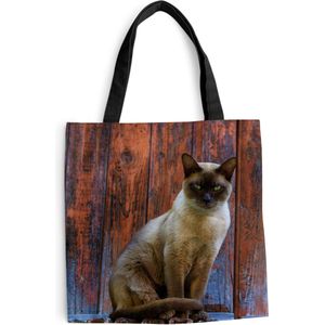 MuchoWow® Schoudertas - Strandtas - Big Shopper - Boodschappentas - Siamese kat met groene ogen op een houten achtergrond - 40x40 cm - Katoenen tas