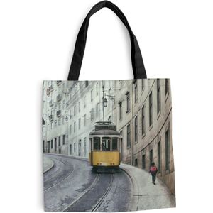 MuchoWow® Schoudertas - Strandtas - Big Shopper - Boodschappentas - De gele tram rijdt omhoog in de steile straten van Lissabon - 40x40 cm - Katoenen tas