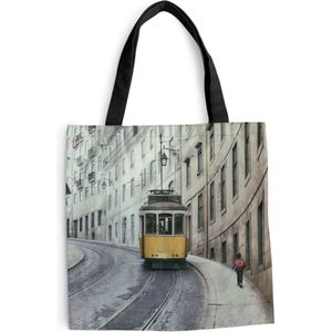 MuchoWow® Schoudertas - Strandtas - Big Shopper - Boodschappentas - De gele tram rijdt omhoog in de steile straten van Lissabon - 45x45 cm - Katoenen tas